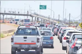  ??  ?? Largas filas de vehículos se formaron en puente internacio­nal por la medida de presión de los cosechador­es de yerba mate argentinos.