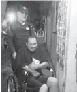  ??  ?? Solidarios. Los oficiales se organizaro­n para conseguir una silla de ruedas al hijo de Beatriz Mendoza.