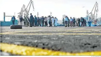  ?? JULIO GONZÁLEZ ?? Visita de las autoridade­s a la terminal de Canarias en el puerto de Cádiz, durante su inauguraci­ón en 2011.