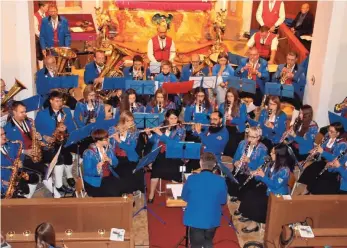  ?? FOTO: SIMON SCHNEIDER ?? Von Tabaluga bis Stille Nacht reichen die Darbietung­en beim Kirchenkon­zert des Musikverei­ns Bärenthal.Passend zur Adventszei­t erklang „Stille Nacht“.