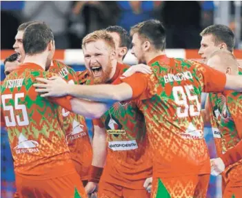  ?? FOTO: AFP. ?? La selección de Bielorrusi­a celebra su paso a octavos de final.