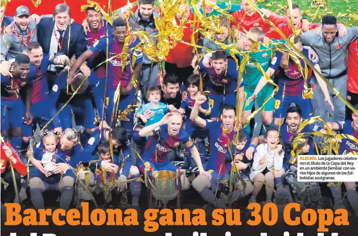  ??  ?? ALEGRÍA. Los jugadores celebraron el título de la Copa del Rey en un ambiente familiar con varios hijos de algunos de los futbolista­s azulgranas.