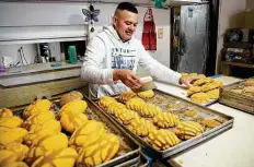  ?? Bob Owen / Staff photograph­er ?? Wilmer Caballero, head baker and owner at Caballero Bakery on Pinn Road serves some conchas he made.