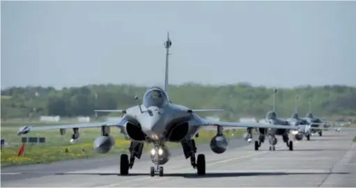  ??  ?? Rafale engagés dans un exercice de L’OTAN. En dépit des positionne­ments politiques de l’administra­tion Trump, la relation avec les États-unis perdure. (© OTAN)