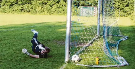  ?? Foto: Hieronymus Schneider ?? Einen klaren 4:0‰Erfolg gab es für Türkgücü Königsbrun­n gegen Viktoria Augsburg. Hier war Viktoria‰Keeper Lukas Baur bei einem Freistoß von Kaan Dogan erstmals ge‰ schlagen.