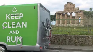  ??  ?? Le immagini Sopra il regista Mimmo Calopresti durante le riprese sul Vesuvio Sotto a Paestum Il Galà del Cinema e della Fiction in Campania, dal 10 al 13 ottobre, ideato e prodotto da Valeria Della Rocca, diretto da Marco Spagnoli, in collaboraz­ione...