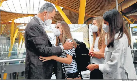  ?? FRANCISCO GÓMEZ / EFE ?? La princesa Leonor de Borbón, junto a sus padres los Reyes Felipe y Letizia y su hermana la infanta Sofía ayer en Barajas, antes viajar hacia Gales.