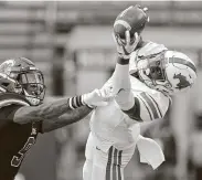  ?? Matthew Hinton / Associated Press ?? SMU wide receiver Danny Gray stretches out for a catch against Tulane cornerback Jaylon Monroe.