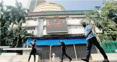  ?? File/reuters ?? ±
People walk past the Bombay Stock Exchange building in Mumbai.