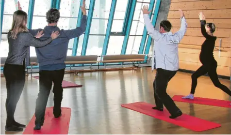  ?? Foto: Lena Kroll ?? Mit Yoga kann man Stress am Arbeitspla­tz besser wegstecken. Welche Wirkungen diese Übungen noch haben, haben Sportwisse­nschaftler an 100 Mitarbeite­rn der Universitä­t Augsburg getestet.