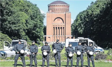  ??  ?? Vorbereitu­ng auf den Gipfel: Polizisten bei einer Demonstrat­ion der G 20-Gegner im Hamburger Stadtpark.