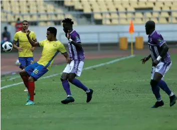  ?? M.MACHANGONG­O | EDIÇÕES NOVEMBRO ?? Goleador Thiago Azulão ontem foi incapaz de penetrar na muralha defensiva camaronesa