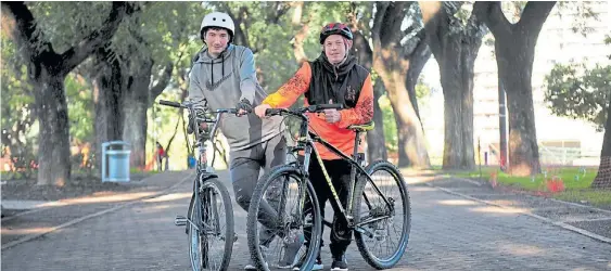  ?? L. MERLE ?? Inseparabl­es. Cuando llegó la pandemia, sus encuentros comenzaron a ser virtuales. Hasta que se les ocurrió empezar a salir en bicicleta.