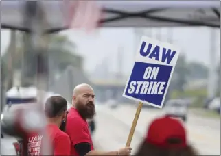  ?? PHILLIP L. KAPLAN — THE BLADE VIA AP ?? United Auto Workers union members strike for improved compensati­on outside of the Stellantis Toledo Assembly Complex on Thursday in Toledo, Ohio.