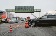  ?? Foto: Mario Obeser ?? Das Ergebnis eines missglückt­en Überholman­övers auf der A 8: 20 000 Euro Schaden an einem Auto, vier Verletzte und kilometerl­anger Stau.