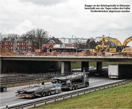  ??  ?? Bagger an der Behringstr­aße in Ottensen: Innerhalb von vier Tagen sollen drei halbe Straßenbrü­cken abgerissen werden.