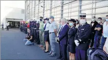  ??  ?? Le général Gilles Glin, le colonel de Gendarmeri­e Guillaume Poumeau de Laforest et les familles