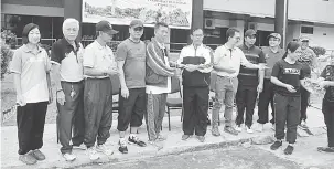  ??  ?? JALUR GEMILANG: Jamit nyuaka tambai Jalur Gemilang ngagai Residen Kapit Joseph Belayong.