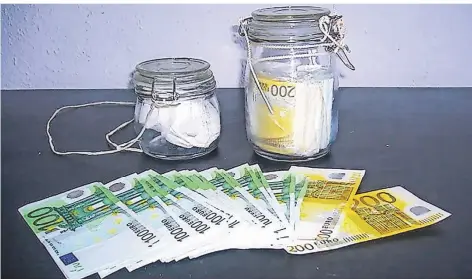  ?? FOTO: ZOLL EMMERICH ?? Im Jahr 2013 stellte der Emmericher Zoll an der deutsch-niederländ­ischen Grenze dieses Geld in Einmachglä­sern sicher.