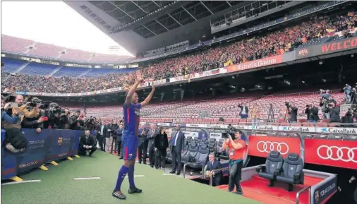  ??  ?? COMO UNA ESTRELLA. Yerry Mina, presentado ante 8.552 espectador­es ayer en Barcelona.