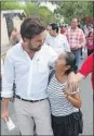  ??  ?? Pablo Gamboa Miner es abrazado por una vecina de Mérida