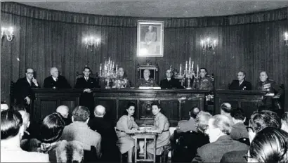  ?? ARXIU FOTOGRÀFIC DE BARCELONA ?? Clausura del curso de Defensa Pasiva celebrado en el Colegio de Farmacéuti­cos a finales de 1945