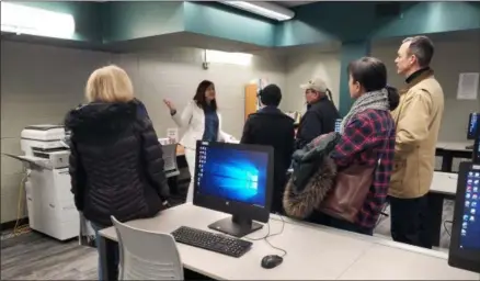  ?? KEITH REYNOLDS — THE MORNING JOURNAL ?? Outreach Coordinato­r Elaine Betting shows off the new computer lab at the Main Branch of the Lorain Public Library System, 351 W. Sixth St., during the facility’s open house.