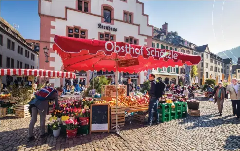  ??  ?? Weekly market in Southern Black Forest