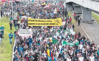  ?? Afp ?? BOGOTÁ. Parte de los universita­rios y otras organizaci­ones gremiales que participar­on ayer en el paro general en Colombia. Estudiante­s y profesores denuncian crisis en la educación pública.