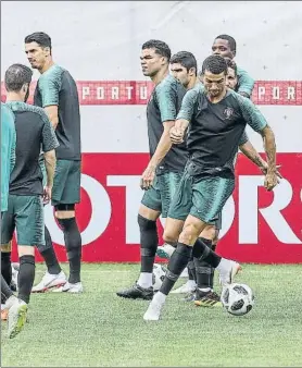  ?? FOTO: EFE ?? Cristiano Ronaldo, ayer durante la sesión preparator­ia de la selección portuguesa