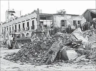  ??  ?? Soldiers remove debris from a partially collapsed municipal building after a powerful earthquake in Mexico. (ABCNews)