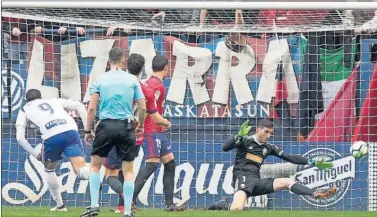  ??  ?? DOBLETE. Borja Iglesias marca el primero de sus dos goles para llevar al Zaragoza al playoff de ascenso.
