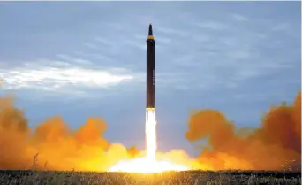  ??  ?? Cette photo du 30 août montre le lancement de ce qui, selon le gouverneme­nt nord-coréen, est un missile Hwasong-12 à moyenne portée. - Associated Press