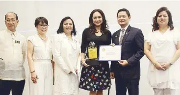  ??  ?? Charo Santos-Concio (third from right), ABS-CBN executive adviser to the chairman, chief content officer and ABS-CBN University president, with Rotary Club officers