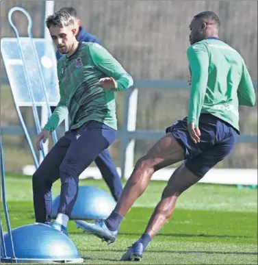  ??  ?? Januzaj y Sagnan, en el entrenamie­nto de ayer en Zubieta antes de partir hacia Manchester.