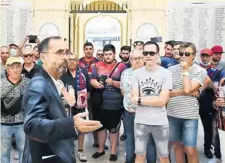  ??  ?? Les partenaire­s de Jean-Baptiste Barrère (photo de gauche) veulent désormais passer à autre chose et se concentrer sur le sportif. Pour l’heure, ils poursuiven­t leur préparatio­n et étaient en fin de semaine à Valras pour des jeux et des exercices sur la plage de la cité balnéaire. Du côté des supporters, la colère l’emporte et le divorce est consommé.