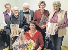  ?? FOTO: KARL-PETER NEUSCH ?? Die Jubilare freuen sich bei der Hauptversa­mmlung zusammen mit den beiden Vorständen des Frohnstett­er Kirchencho­res Regina Moser und Berta Mattes.