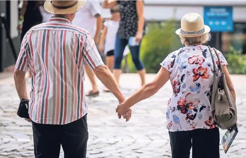  ?? FOTO: FRANK RUMPENHORS­T/DPA ?? Gemeinsam mehr Zeit im Alter haben – das ist der Wunsch vieler Rentner. Wer früher aufhören möchte zu arbeiten, muss sich rechtzeiti­g kümmern.