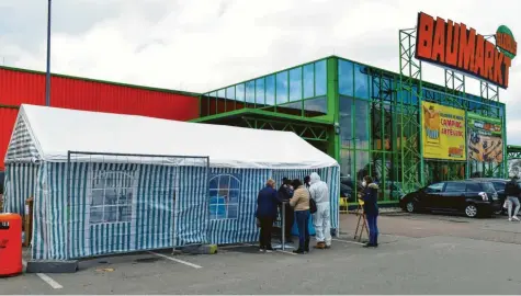  ?? Foto: Elmar Knöchel ?? In einem eigens dafür aufgestell­ten Zelt werden die Abstriche beim Globus‰Baumarkt in Königsbrun­n genommen.