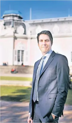  ?? RP-FOTO: ANNE ORTHEN ?? Nicolas Maas vor Schloss Benrath. Der 38-Jährige ist seit vier Jahren Kaufmännis­cher Vorstand der Stiftung, die sich um das Denkmal kümmert.