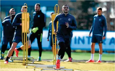  ??  ?? EN RITMO. El goleador nerazzurro trabajó ayer al parejo de sus compañeros, en medio de la penosa situación.