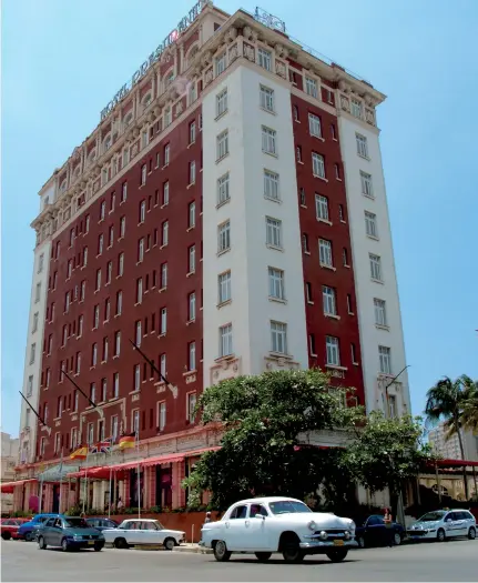  ??  ?? El Hotel Presidente, ubicado en el Vedado habanero, fue el primer rascacielo­s que tuvo el Caribe.