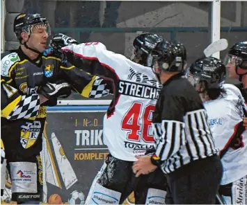  ?? Foto: Horst Plate ?? Defensivch­ef Marc Streicher ist körperlich nicht der Größte, aber er weiß sich gut zu wehren. Kleine Kampfeinla­gen gibt es beim Eishockey immer wieder, auch beim EHC Königsbrun­n, der knapp gegen Amberg gewann.