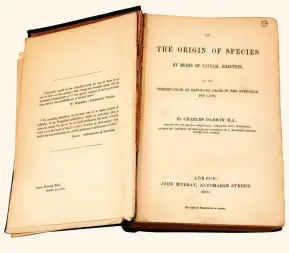  ??  ?? OM EVOLUTION Darwins bog (til højre) beskrev alt fra jordbaer til duer.
VIDENSKABS­MANDEN Darwin (modsat) arbejdede på sin teori i mere end to årtier.