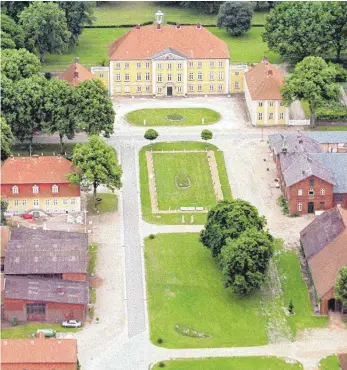 ?? FOTO: SEBASTIAN KAHNERT//DPA ?? Das im Jahr 1717 erbaute Schloss Wotersen war Drehort für die „Guldenburg­s“.