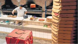  ?? FOTOS: DANIEL TEIXEIRA/ESTADÃO ?? Bastidores. Uma cozinha só para delivery da Bráz, na Vila Madalena: 5 mil pizzas por mês