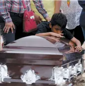  ?? PHOTO AFP ?? Le petit-fils du journalist­e Carlos Dominguez Rodrigue pleure sur la tombe de son grand-père abattu le 13 janvier.