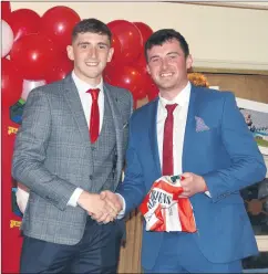  ?? ?? Mark Keane (left) presenting Michael Walsh with a Ballygibli­n jersey at the recent victory social, ahead of his travels to Australia.