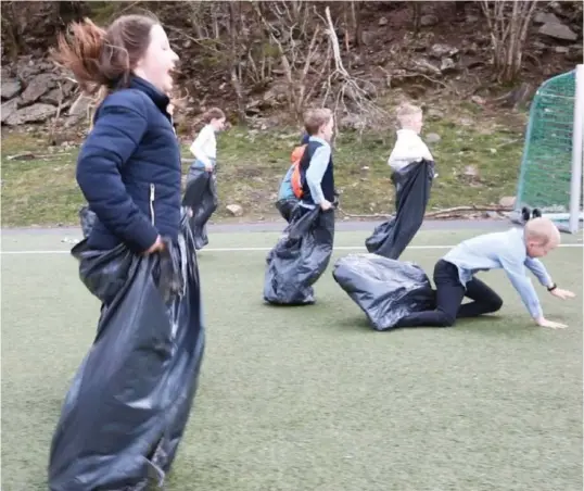  ??  ?? Gunilla Wiik Karisik (8) deltar i sekkeløp med kohorten sin på Saedalen skole.