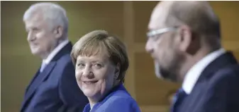  ?? Fotos: imago/Jens Schicke ?? So wird die Kanzlerin froh: Seehofer, Merkel und Schulz nach den Sondierung­sgespräche­n.